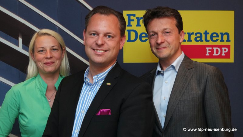 Thilo Seipel, Bürgermeisterkandidat, umrahmt von Susann Guber, Fraktionschefin und Jörg Müller, Ortsvorsitzender der FDP Neu-Isenburg. 