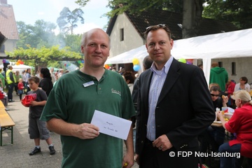 Karsten D'Oro (Inh. Allcomputer) und Thilo Seipel (stellv. Ortsvorsitzender) beim Überreichen der FDP-Spende.  