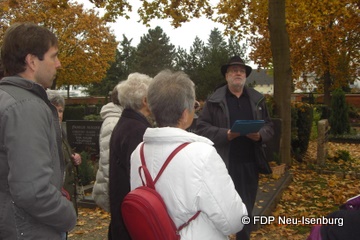 Gerhard H. Gräber (mit Hut) beim darbieten seiner illustren Geschichten über den "Alten Friedhof". 
