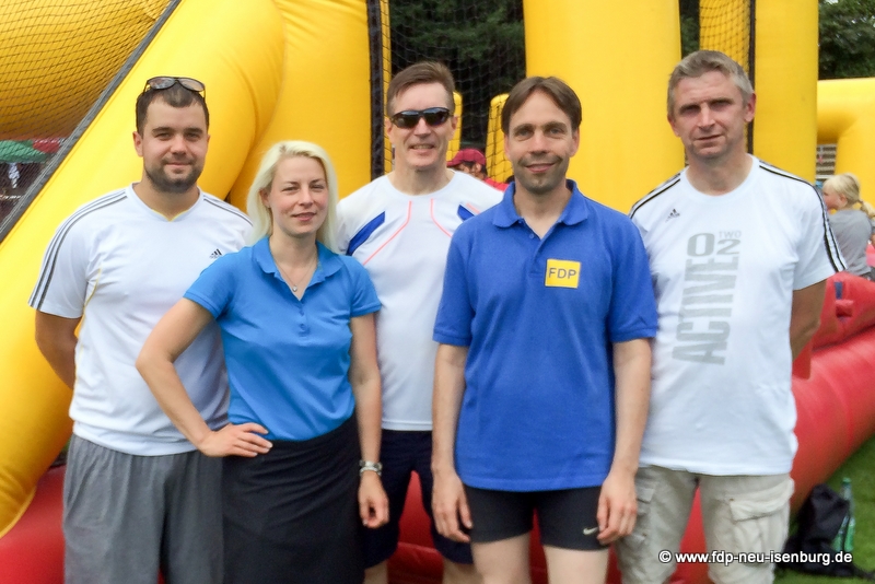 Siegerfoto des Human-Table-Soccer-Teams der FDP (v.l.n.r.): Daniel Wilkening, Susann Guber, Elvis Ness, Andreas Frache und Falk Schubert. 