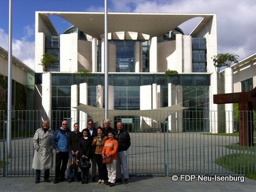 FDP Delegation vor dem Bundeskanzleramt.