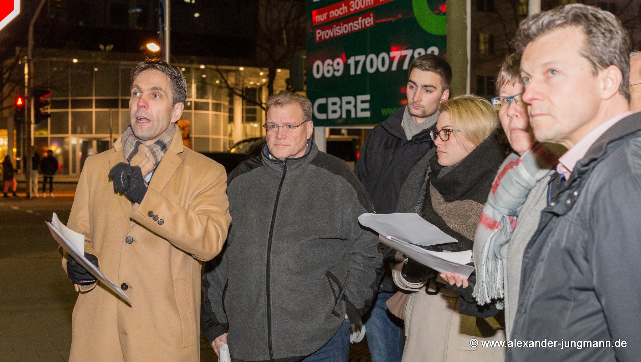 Andreas Frache (ganz links im Bild) erläutert den aktuellen Planungsstand der Kreuzung am Stadttor.