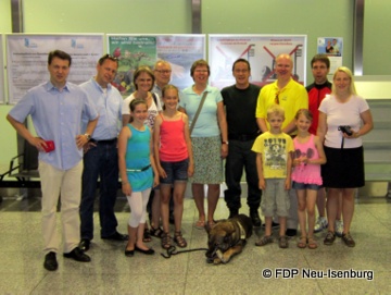 Besuchergruppe der FDP Neu-Isenburg beim Zoll am Frankfurter Flughafen. 