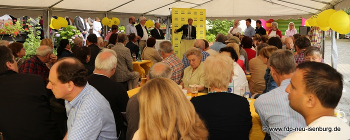 Gut gefülltes Festzelt beim Sommerfest der FDP Offenbach Land.