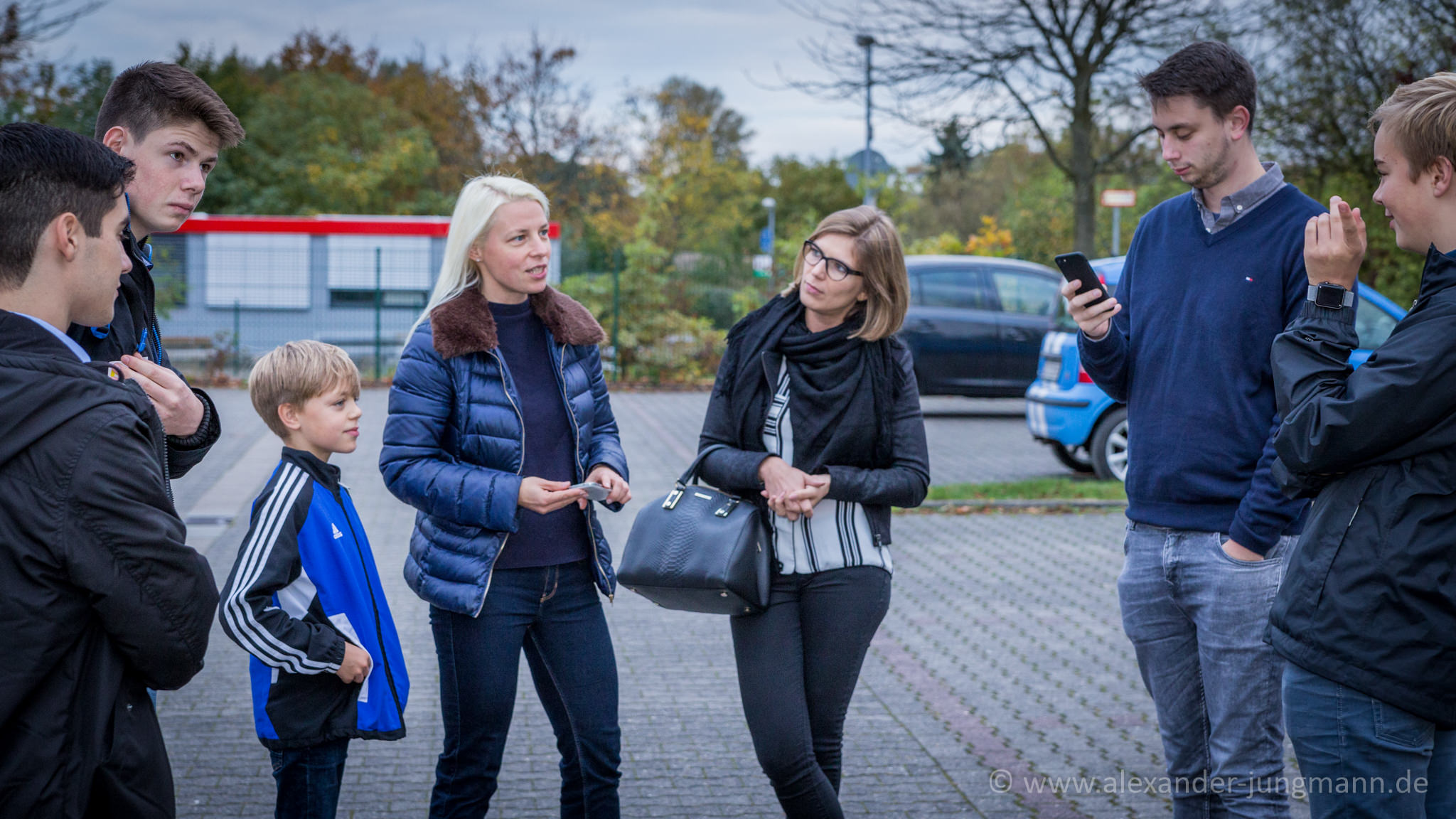 Susann Guber zusammen mit interessierten Jugendlichen im Neubaugebiet Birkengewann.