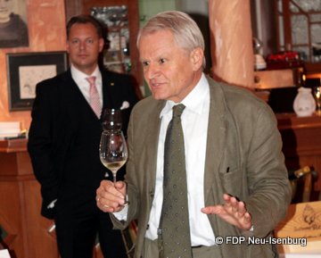 v.l.n.r.: Thilo Seipel, stv. Ortsvorsitzender und Stefan Ress, Präsident des Rheingauer Weinbauverbandes.
