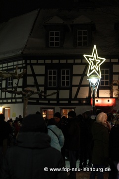 Straßenlaterne und Weihnachtsbeleuchtung auf dem Marktplatz in der Altstadt.