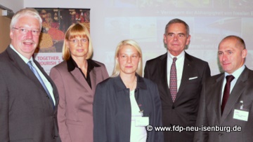 Im Bild v. l. n . r. : Minister Jörg-Uwe Hahn, Marion Weigand, Susann Guber, Hans-Jürgen Huber und René Rock