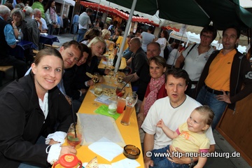 Gesellige Runde beim Weinfest in Neu-Isenburg.