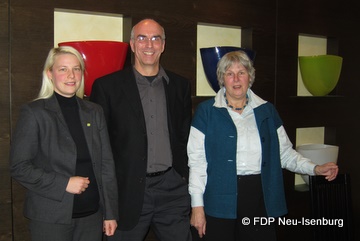Im Bild zu sehen, von links nach rechts: Susann Guber (Spitzenkandidatin der FDP Neu-Isenburg), Thomas Russ (Vorsitzender der FDP Neu-Isenburg), Mechthild Voigt (Listenplatz 1, OV Gravenbruch). 