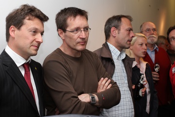 v.l.n.r.: Jörg Müller, Elvis Ness, Axel Schlenker, Susann Guber und Gerhard H. Gräber, während der Verkündung der Wahlergebnisse. 