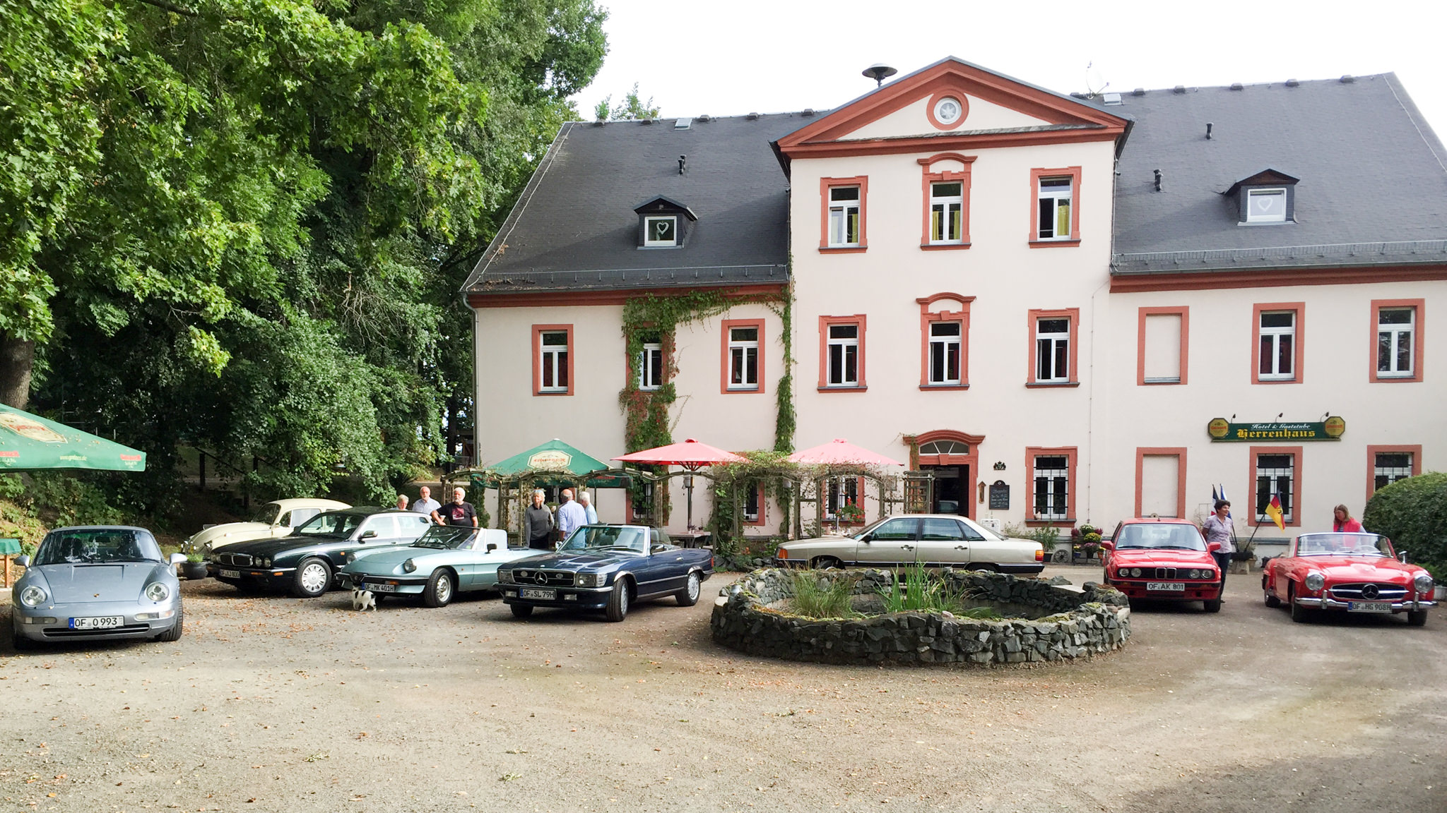 Herrenhaus Markersdorf mit Oldtimeraufstellung
